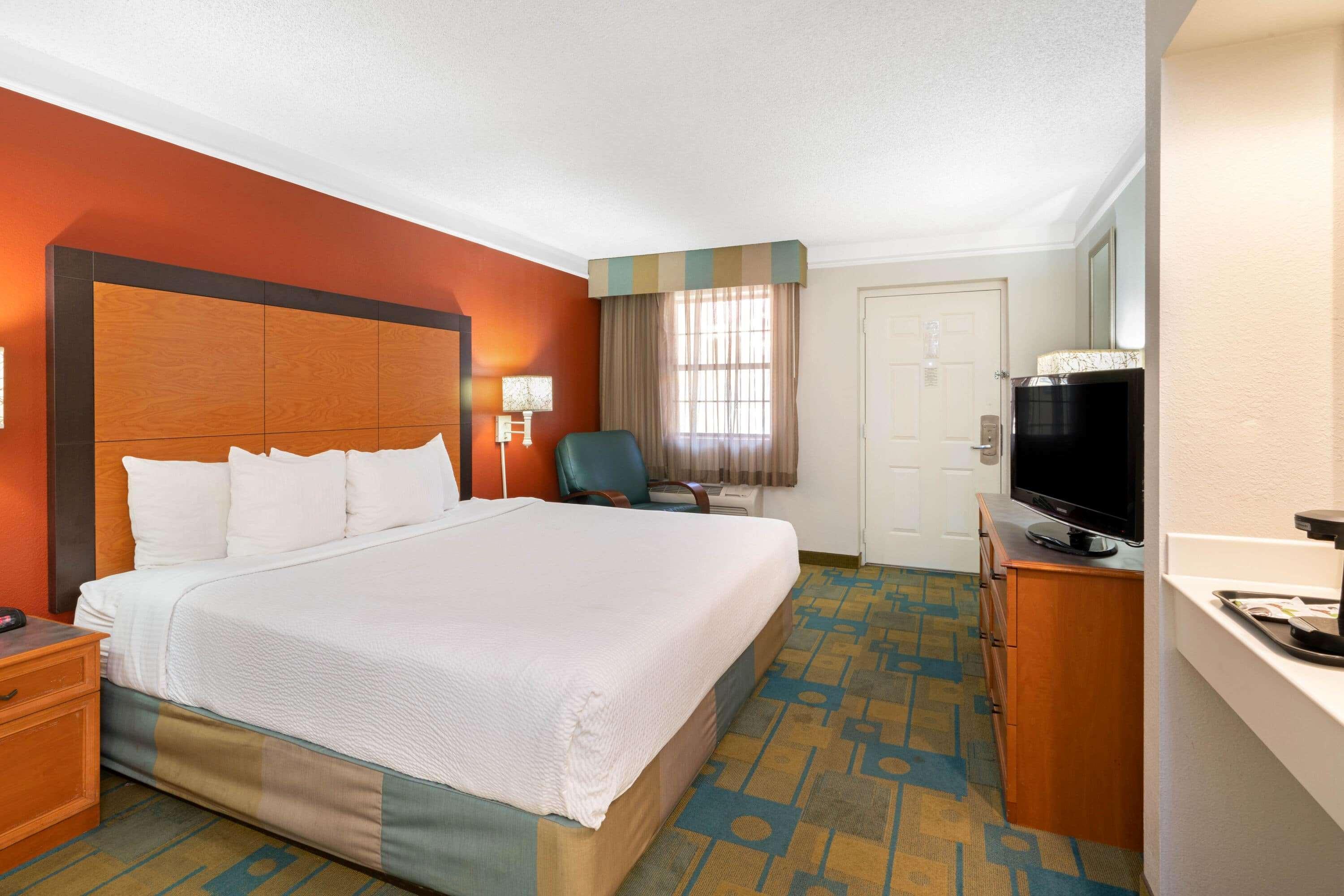La Quinta Inn By Wyndham Phoenix Sky Harbor Airport Tempe Exterior photo