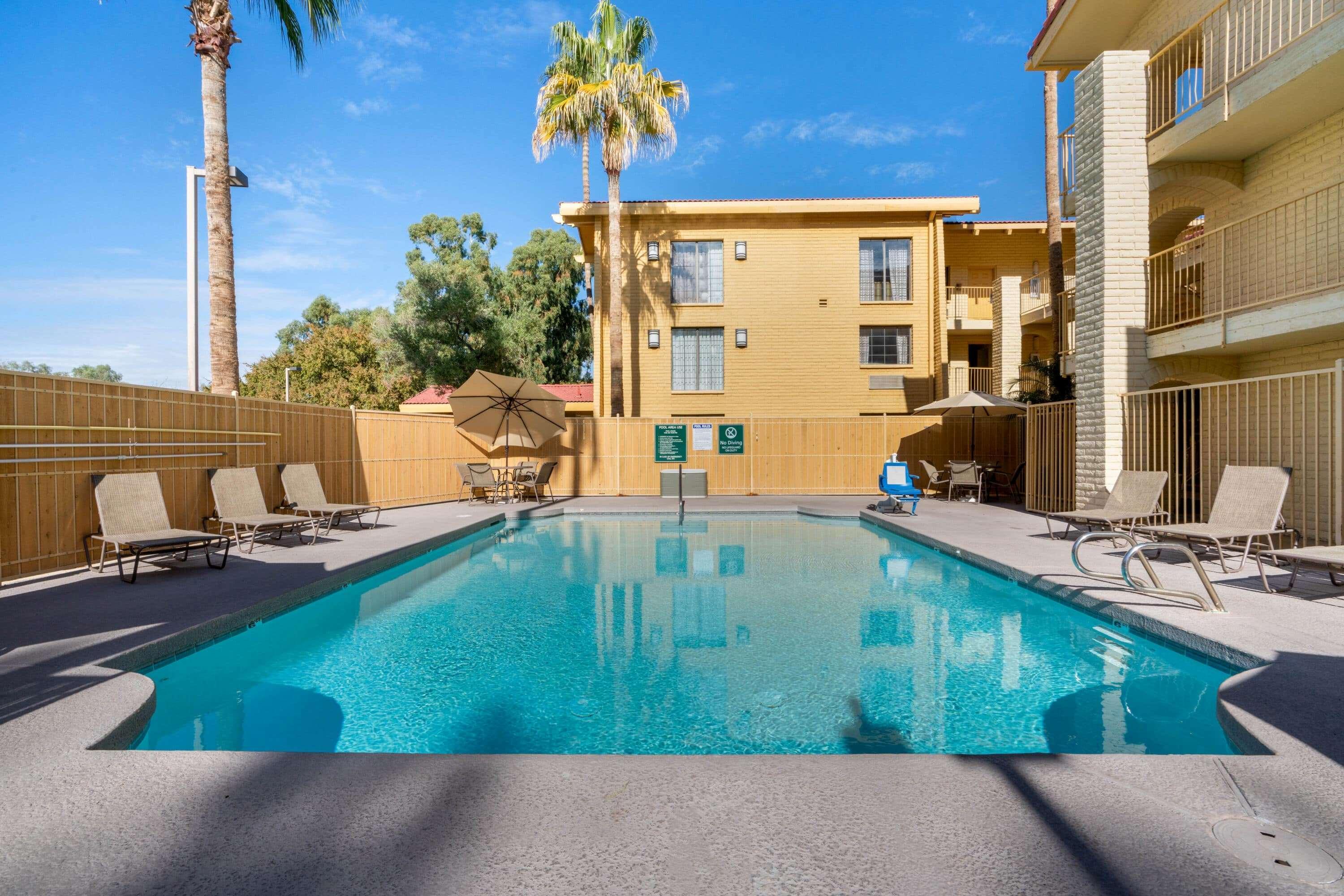 La Quinta Inn By Wyndham Phoenix Sky Harbor Airport Tempe Exterior photo