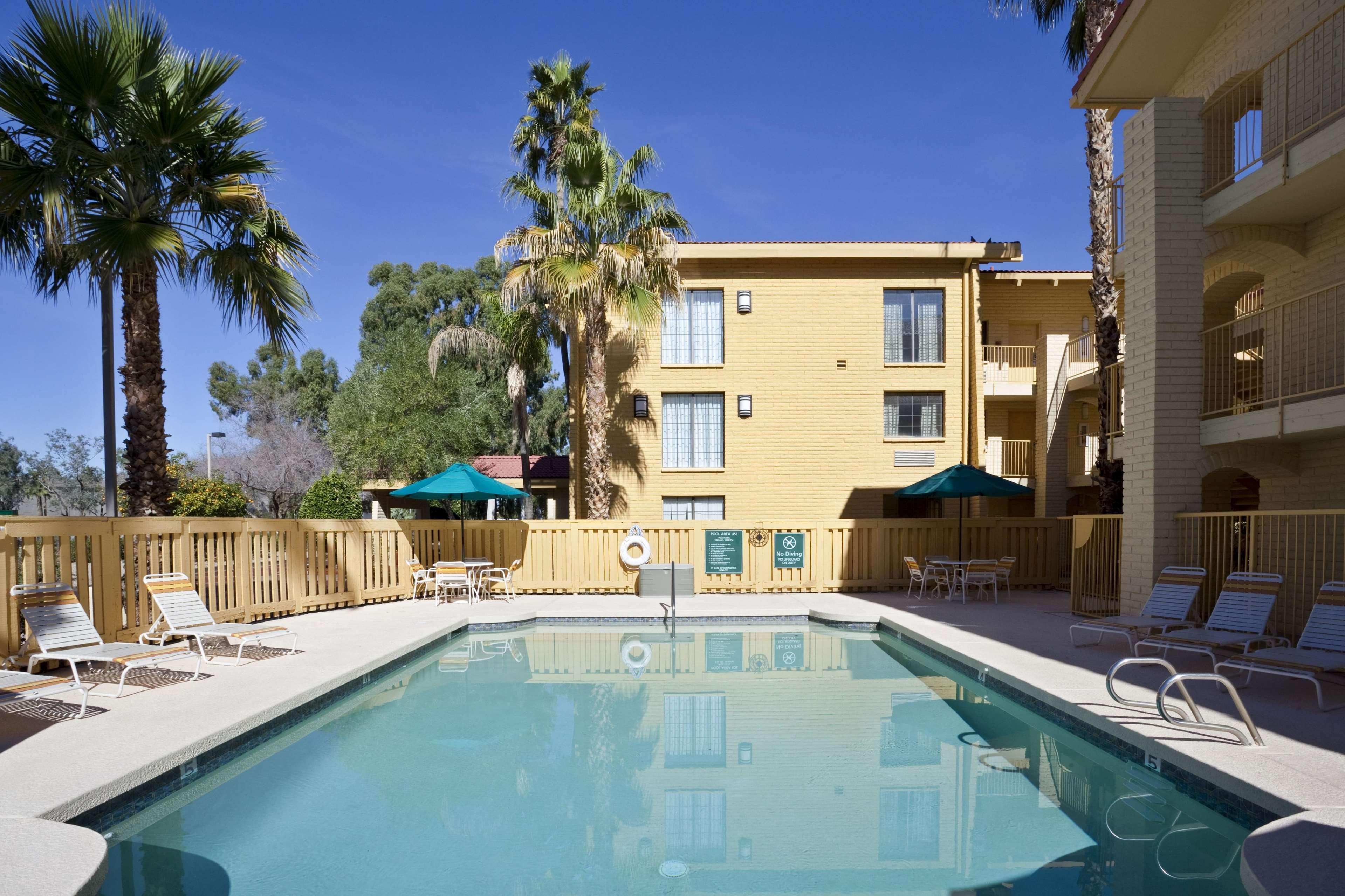 La Quinta Inn By Wyndham Phoenix Sky Harbor Airport Tempe Exterior photo