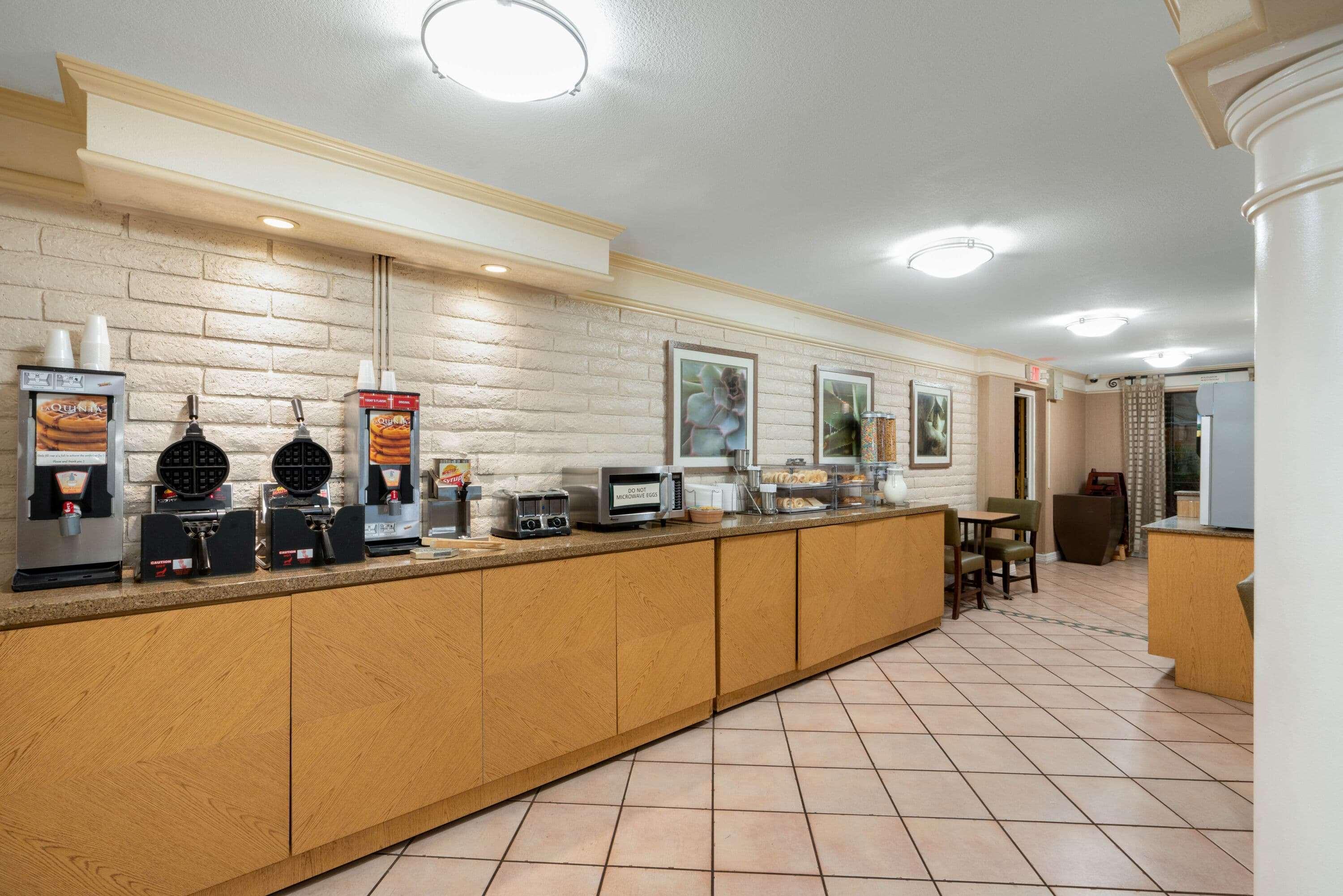 La Quinta Inn By Wyndham Phoenix Sky Harbor Airport Tempe Exterior photo