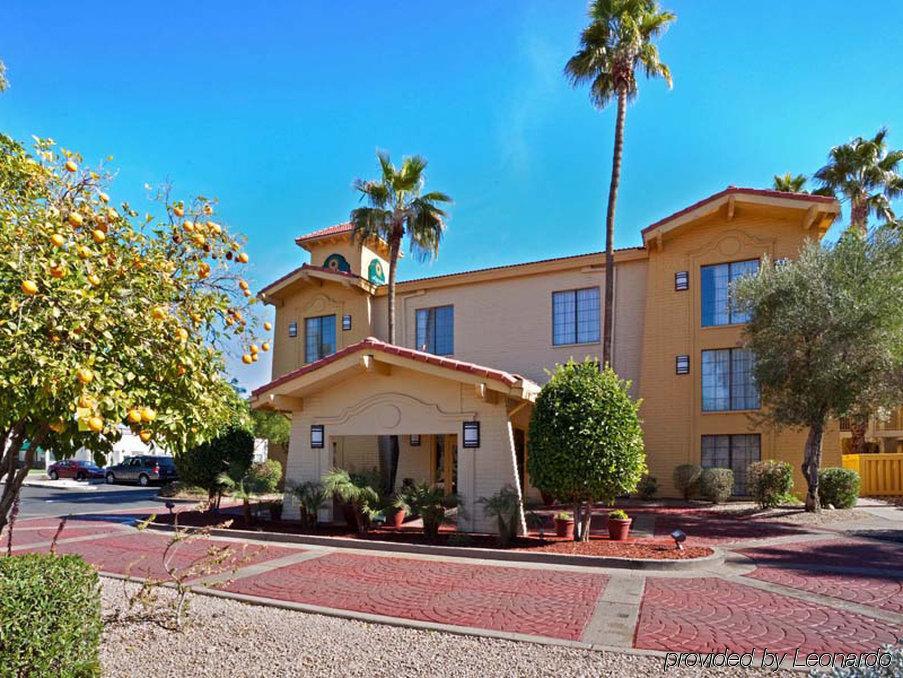 La Quinta Inn By Wyndham Phoenix Sky Harbor Airport Tempe Exterior photo