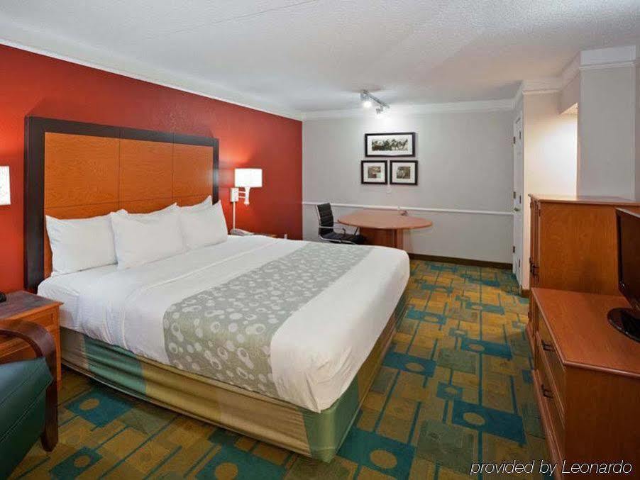 La Quinta Inn By Wyndham Phoenix Sky Harbor Airport Tempe Exterior photo