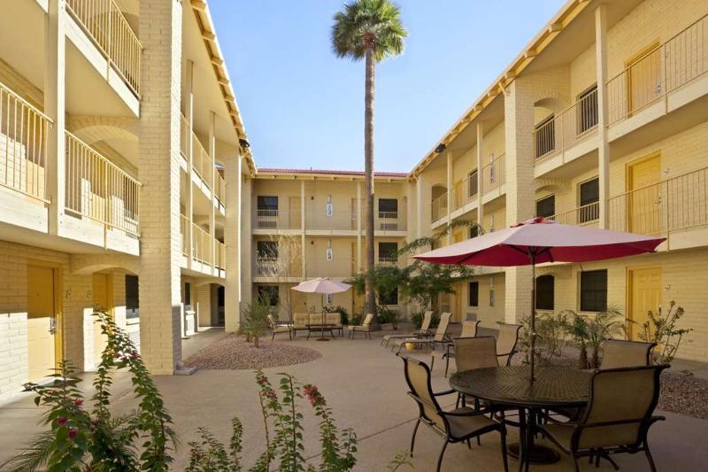 La Quinta Inn By Wyndham Phoenix Sky Harbor Airport Tempe Exterior photo