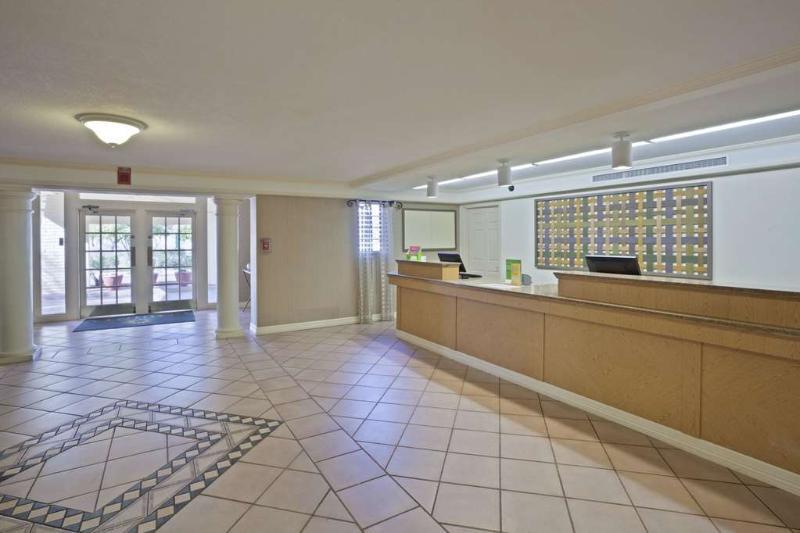 La Quinta Inn By Wyndham Phoenix Sky Harbor Airport Tempe Exterior photo