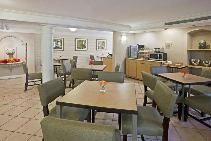 La Quinta Inn By Wyndham Phoenix Sky Harbor Airport Tempe Exterior photo