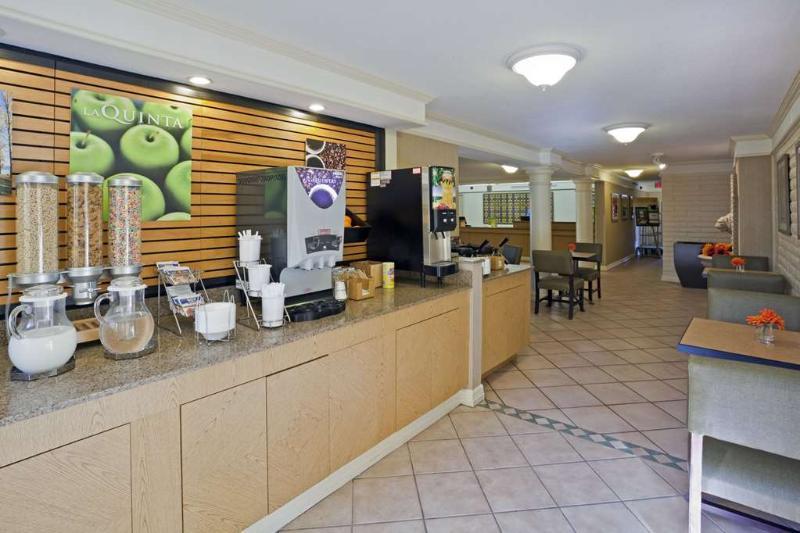La Quinta Inn By Wyndham Phoenix Sky Harbor Airport Tempe Exterior photo